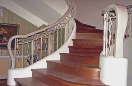 Использование лестниц в стилистике дома